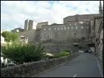 Domin par les vestiges de son chteau, le bourg conserve quelques maisons anciennes et des passages couverts tonnants, dont le plus impressionnant est le 'goulajou des Endetts'.