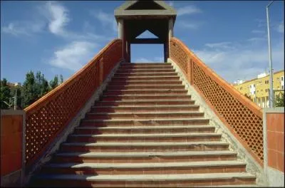 Quel monument franais compte 1710 marches ?