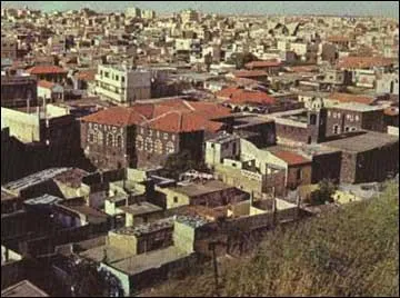 Dans quel pays cette ville se trouve-t-elle ? (indice : il a une frontire avec le Liban)