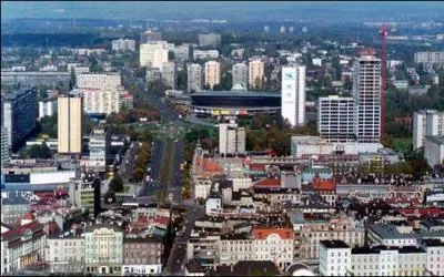 Dans quel pays cette ville se trouve-t-elle ? (indice : Cracovie se trouve dans le pays concern)