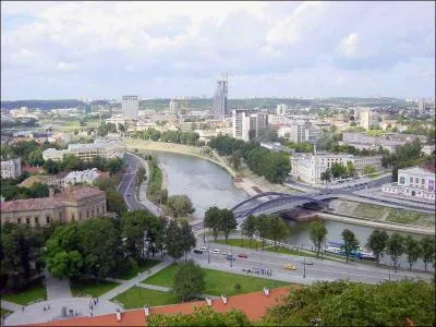 Dans quel pays cette ville se trouve-t-elle ? (indice : il a une frontire avec la Pologne)