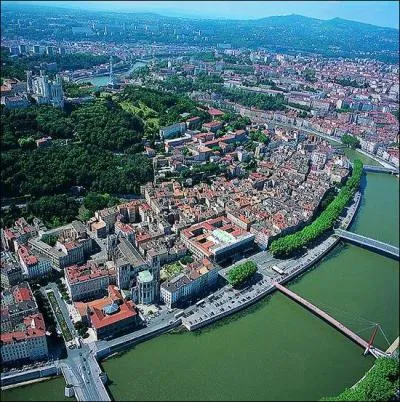 Dans quel pays cette ville se trouve-t-elle ? (indice : c'est le pays dont la plupart des membres de ce site sont originaires)