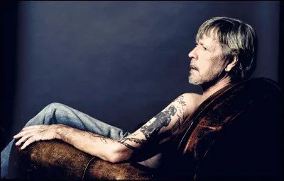 Renaud chantait 'Y's baladait peinard, il avait pas d'collier . T'aurais pas voulu qu'on l'attache, y t'aurait gueulé mort aux vaches', il s'agissait d'un : l