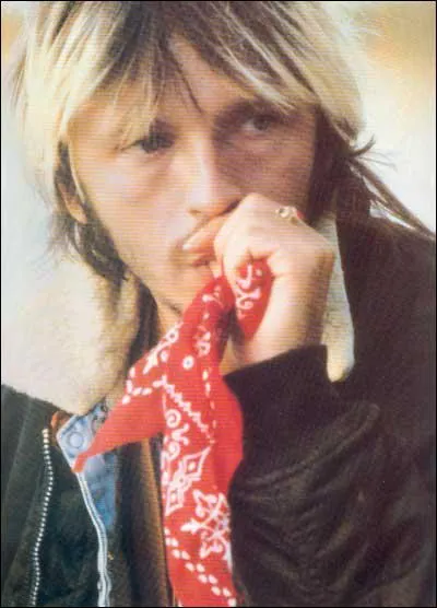 Dans la chanson 'Mistral gagnant' de Renaud, � combien �taient les caramels qu'on 'piquait chez l'marchand' ?