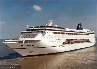 Le Mistral est un paquebot construit par les chantiers de l'Atlantique et inaugur� en 1999. Sous quel pavillon navigue-t-il ?