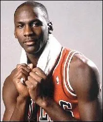 Quel est cet amricain considr comme le meilleur joueur de basket de tous les temps ?