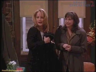 Rentrant dans le Central Perk, Helen Hunt et Leila Kenzle confondent Phoebe avec Ursula. De quelle srie sont-elles les vedettes ?