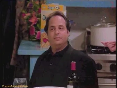 Il a donn la rplique  Dan Aykroyd et Kim Basinger dans 'J'ai pous une extra-terrestre'. Ici, il est Steve, un restaurateur drogu qui noye les crales chez Monica. Qui est-ce ?