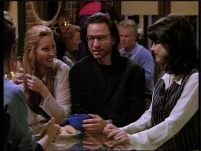 Assistant dans Short Circuit et dinosaure 'volu' dans Super Mario Bros, il joue ici le petit ami psychanalyste de Phoebe. Comment s'appelle-t-il ?