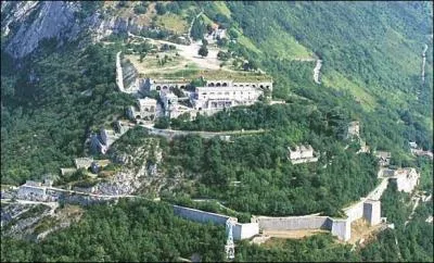 Ce 'Fort de la Bastille' se trouve dans une ville de l'Isre. laquelle ?