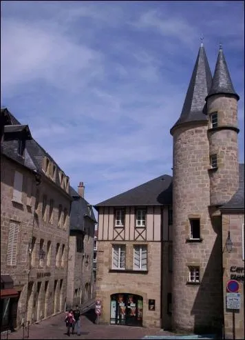 Ce monument est dans une ville de Corrze dont le courage des habirtant se retrouve dans le nom. Quelle est-elle ?