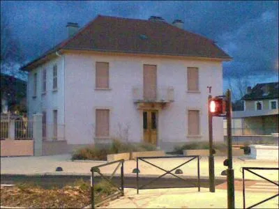 Cette maison est close, en 1946 combien y-avait il de maisons closes  Paris avant leurs fermetures par Marthe Richard ?