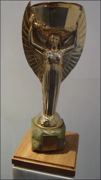 La coupe du monde de football Jules Rimet a eu lieu la 1re fois en ...