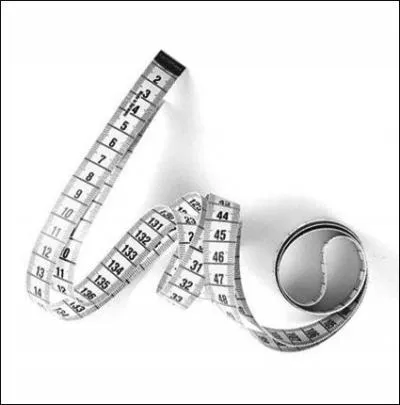 Quel terrain de sport mesure 23, 77 m de long et 10, 97 m de large ?