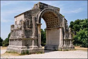 Glanum est une ville Gallo romaine dont il demeure des vestiges, situe prs de :