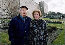 C'est le couple Klarsfeld, chasseur de nazis ; elle c'est Beate, lui c'est l'avocat :