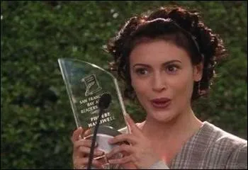 A la fin de la saison 7, Phoebe reprend ses études de quoi ?