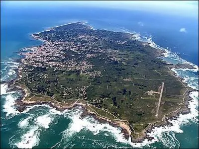 Je suis une le de l'Atlantique avec une forteresse et un chteau fort isol, je suis ?