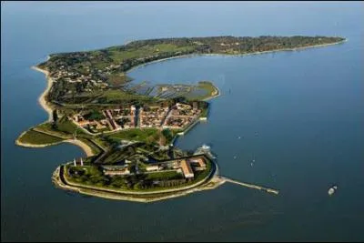 L'empereur Napolon Ier y a sjourn quelques jours avant de rejoindre Ste-Hlne... , c'est ?