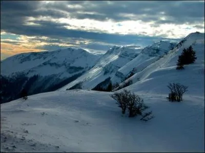 A 1720 m le Crt de la Neige est le point culminant du massif du Jura. Dans quel dpartement se trouve-t-il ?