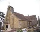 La petite glise campagnarde avec un clocher-mur est situe au-dessus du village. Dans le cimetire une fosse , dite carr de Port-Royal, est marqu par une pyramide de granit.