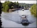 Un chteau construit sur une le de l'Oise est  l'origine de la ville, qui possde  ce jour la plus grande plage fluviale d'Ile-de-France et une belle fort.