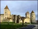 Ce petit village en pleine campagne briarde possde un chteau fodal, depuis le beffroi duquel on a un panorama sur la plaine de Brie.
