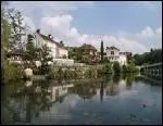 C'est un bourg rsidentiel, tag sur le coteau de la Seine avec une vieille rampe pave, borde de maisons fleuries, un beau lavoir, la maison de Django Reinhardt et la pniche 'Clmatite'.