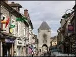 Au confluent du Loing et de la Seine, le pont et l'glise , 'ont gure changs depuis le sjour d'Alfred Sisley, fin 19e s. Original le Muse du Sucre d'Orge des religieuses.