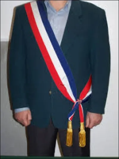 Le maire a défilé ------------ de son écharpe tricolore.