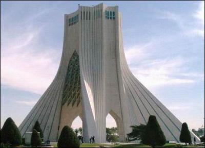 Dans quelle ville est cette tour qui s'appelle Monument 'Azadi' (autrefois tour Shahade)