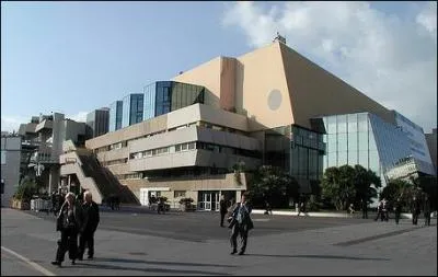Ce palais des festivals sert surtout pour le cinma... . Dans quelle ville est-il