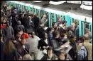 Aux heures de pointe, les usagers du mtro sont serrs comme . .