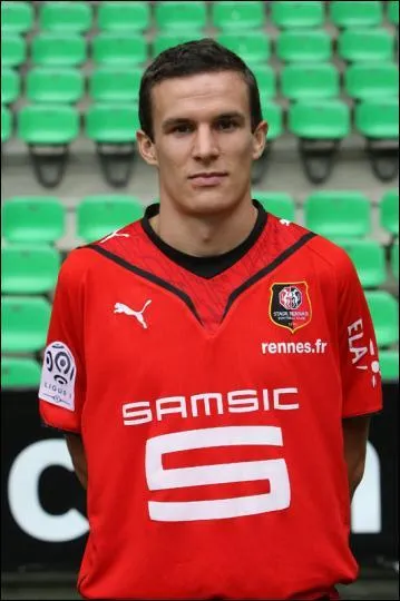 A quel poste volue actuellement ce Rennais ?