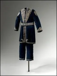 Ce costume d'apparat a appartenu  un petit prince mais de quelle origine tait-il ?