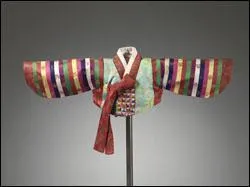 De quelle tenue adulte est inspire cette veste de petite fille Corenne ?