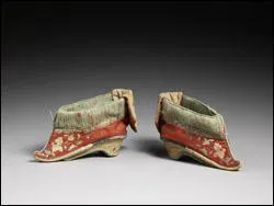 Pourquoi ces chaussures ont-elles cette forme ?