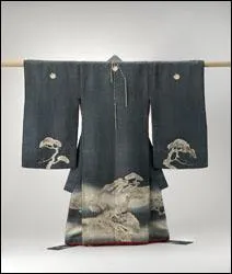Qu'est-ce que l'objet dans le dos de ce kimono ?
