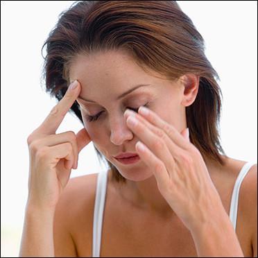 Cette femme a des vertiges, elle va tomber dans les...