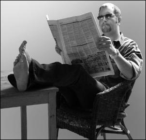 Confortablement install, cet homme lit sa feuille de...