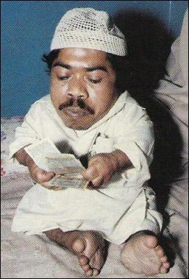 Cet homme est haut comme trois...