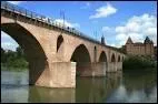 Tout en brique rose, il mesure 205m, franchit le Tarn en sept arches qui reposent sur des piles protges par des avant-becs et a t difi au 14e s. C'est...