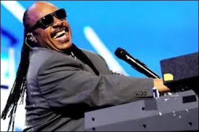 Lors d'un gala sur la chaîne NBC, le 6 mars 2002, il a longuement salué de la main Stevie Wonder !