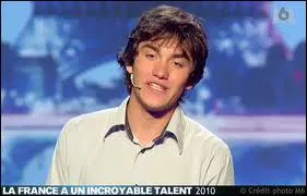 Il sait dire les mots  l'envers, c'est ... ... ... .