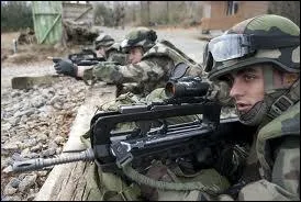 Quel est le surnom du FAMAS qui équipe l'armée française ?