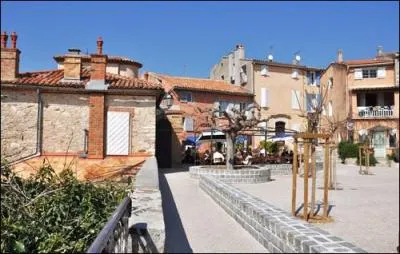 Quel est ce petit village mdieval situ dans le Var et clbre pour son circuit automobile ?