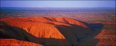 Quelle est cette chane de montagne situe dans le mme pays qu'Uluru ?