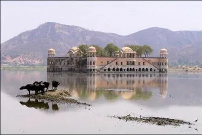 Ancien palais des princes, trnant au milieu du lac Man Sagar en Inde, ce palais flottant est