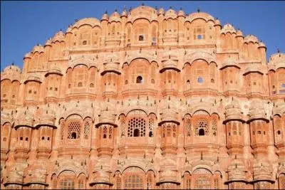 Autre attraction touristique de l'Inde, le palais des vents (ou Hawa Mahal), est connu pour ses innombrables fentres qui laissent pntrer la brise pour rafrachir la pierre. Elles sont au nombre de