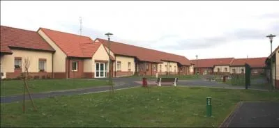 Combien d'habitants environ compte-t-on  Thlus ?